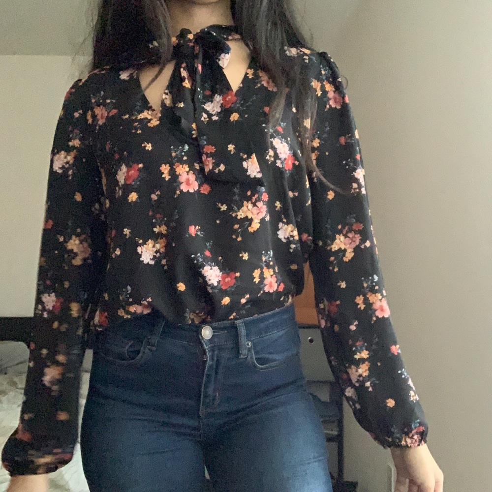 Forever 21 Bowtie Long sleeve Floral Too